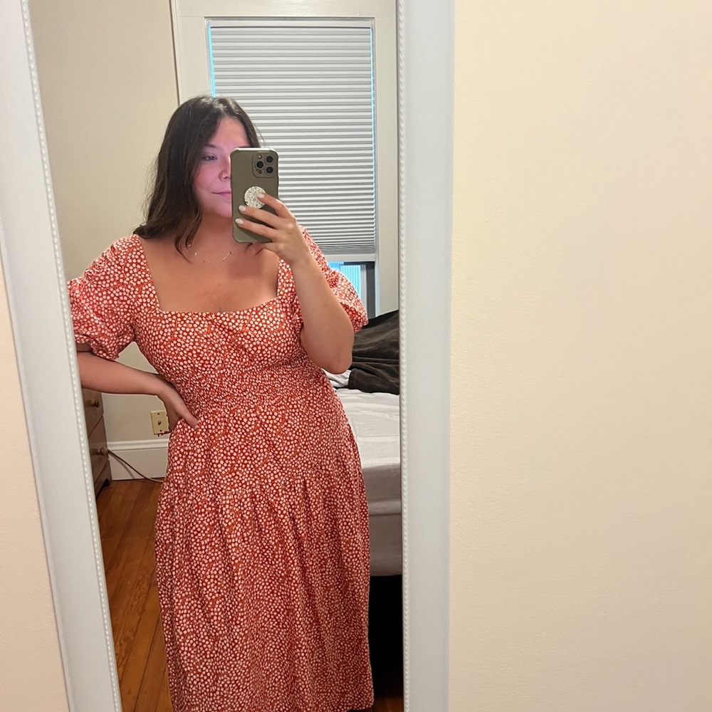 Elegant Red Patterned Dress - Picture 4 of 5